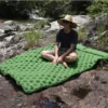 kf-S0afa38cfd26d449d8e6d127e56c3f02dQ Matelas gonflable 2 places avec pompe intégrée – Camping et bivouac